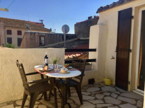 Centre of Olonzac, 2 bedrooms & private sunny rooftop terrace
